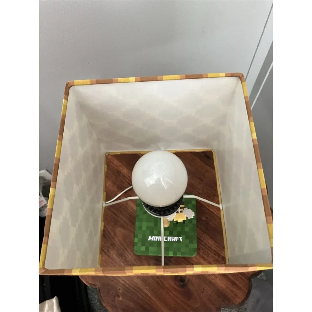 Minecraft  Beehive Block Lamp w/ Bee Lamp Pull 14